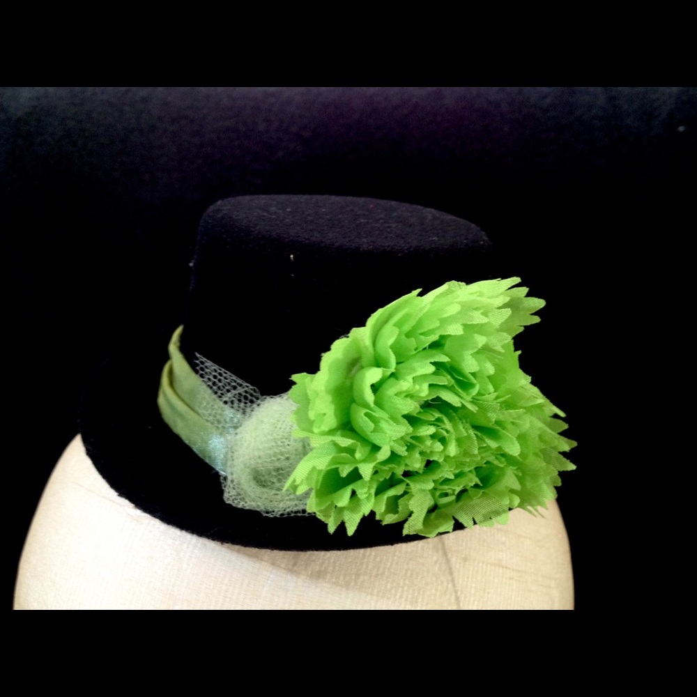 Mini top hat fascinator